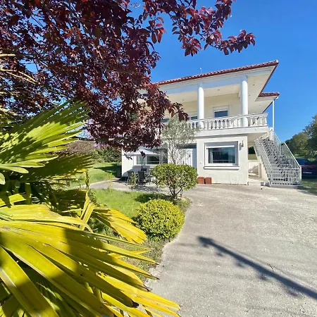 Thalassa - Modern In With Garden Holiday home *