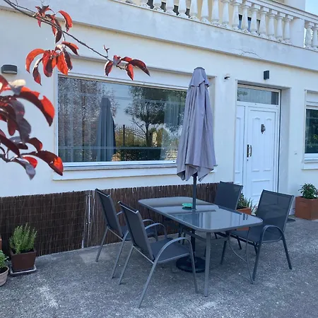 Thalassa - Modern In With Garden Holiday home